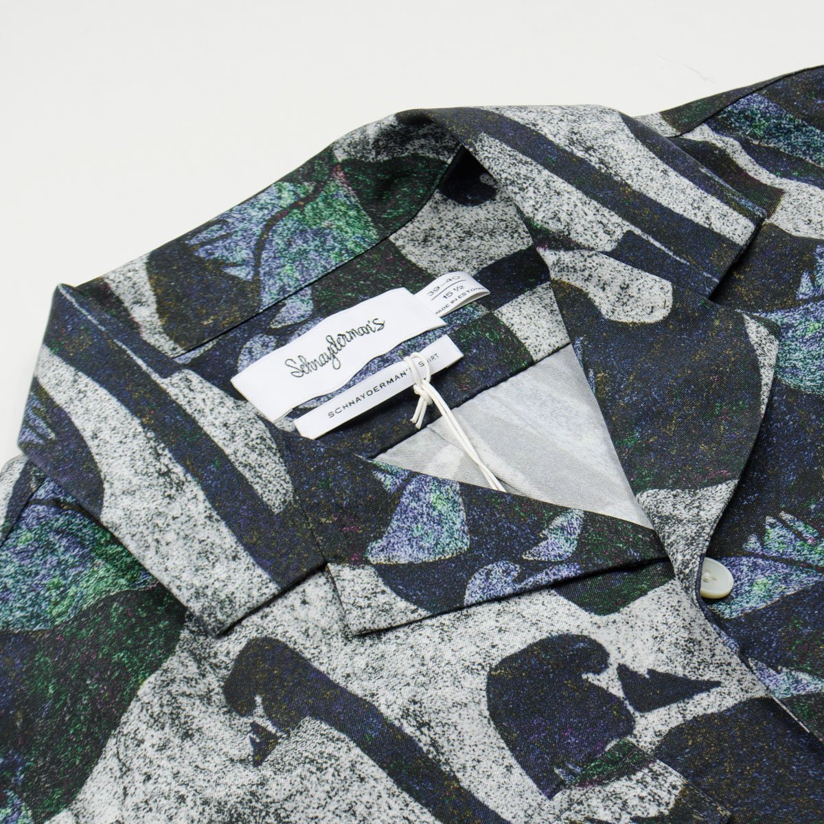 The Schnayderman's - Swan Print SS Notch Shirt – Black/White/Green