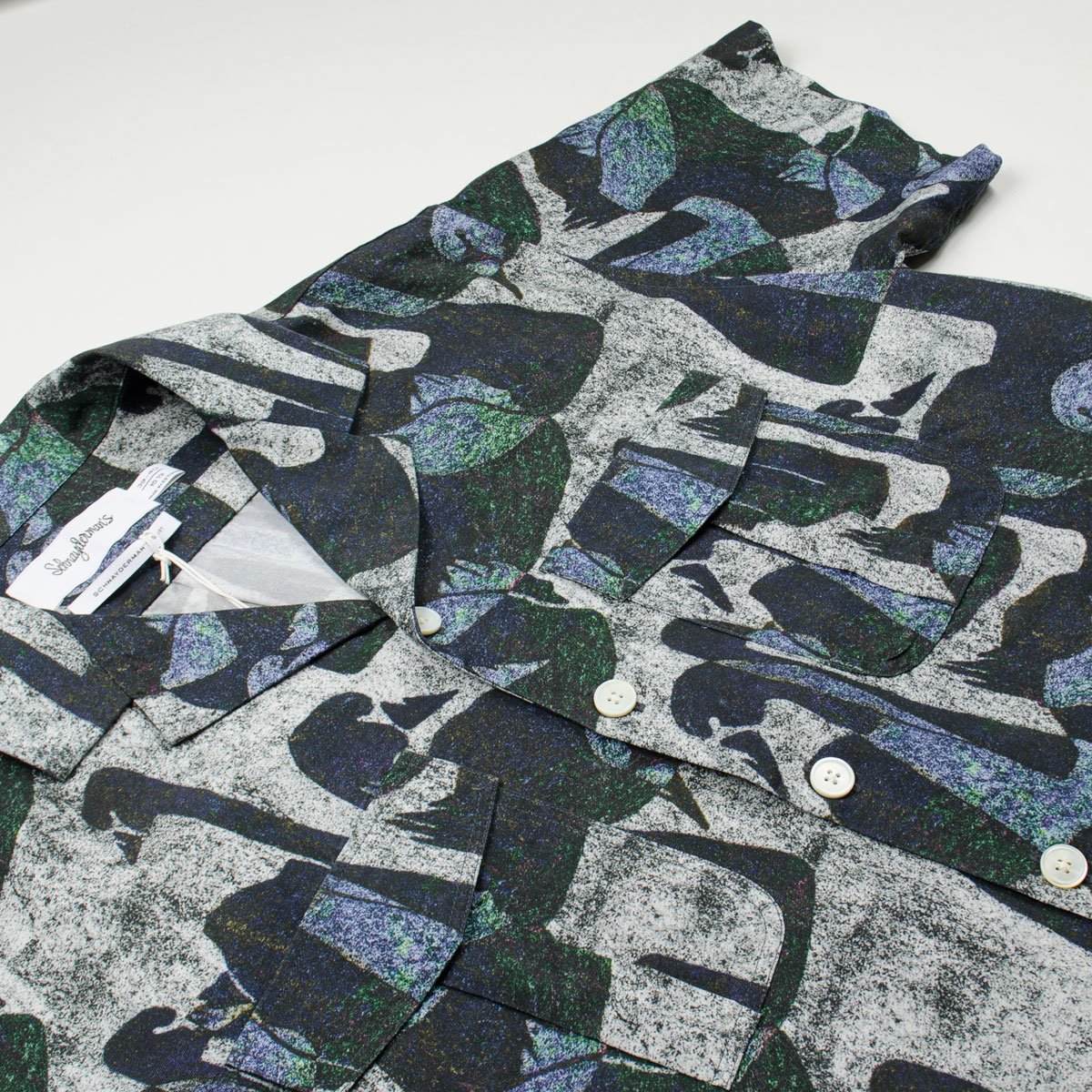 The Schnayderman's - Swan Print SS Notch Shirt – Black/White/Green